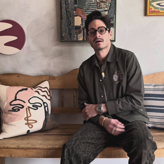 Russ Rubin discussing his portrait of man in diner 