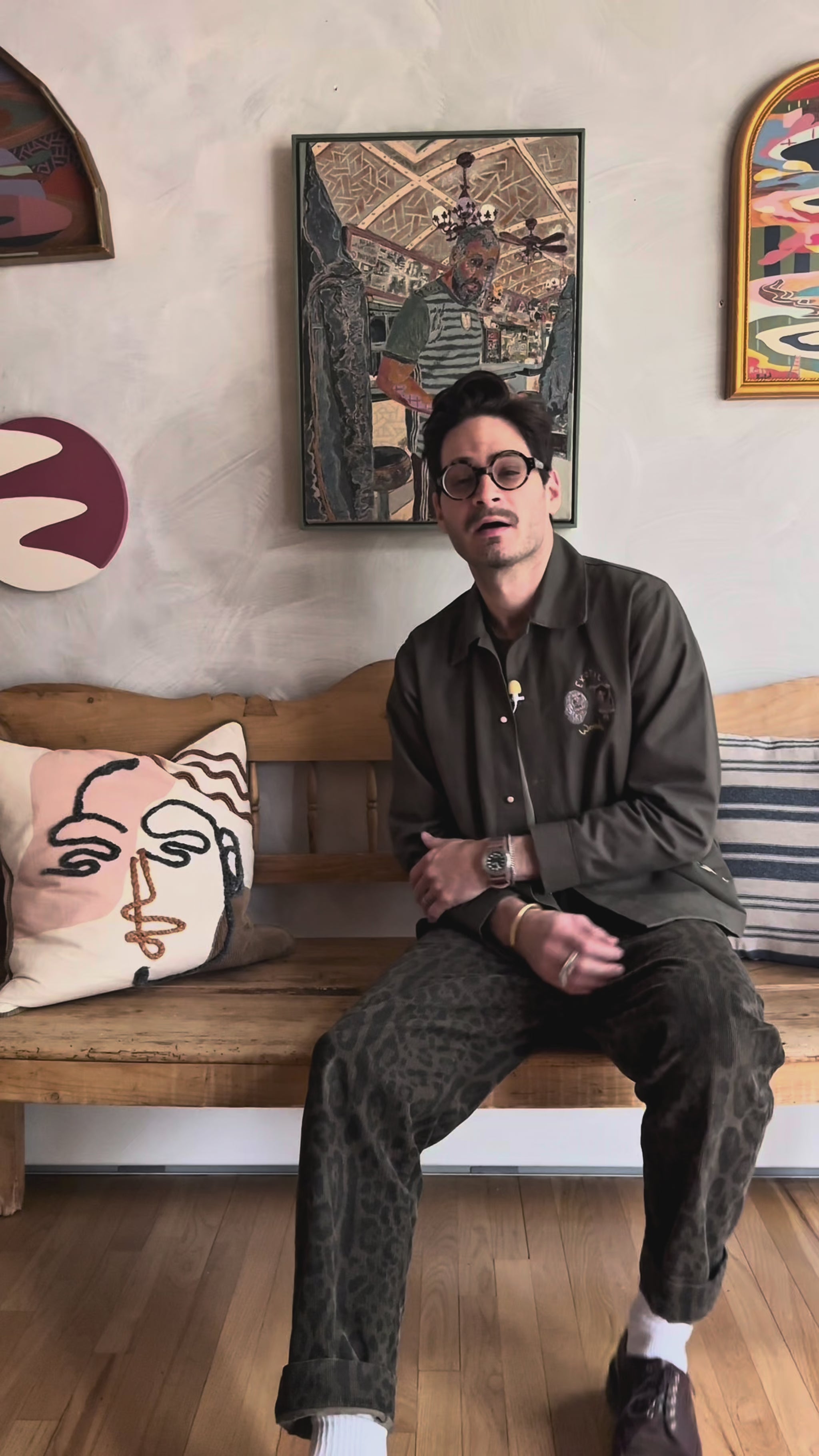 Russ Rubin discussing his portrait of man in diner 